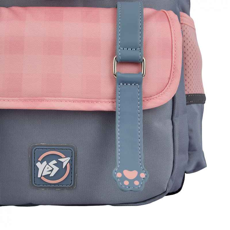 Деталь передньої кишені з пряжкою у формі лапки на рюкзаку YES Glamour Kitty