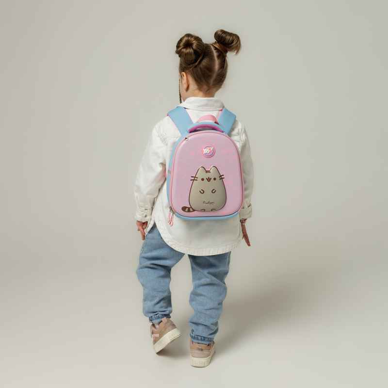 Дитина з рюкзаком YES Pusheen K-33, вигляд ззаду – рюкзак із зображенням Пушина