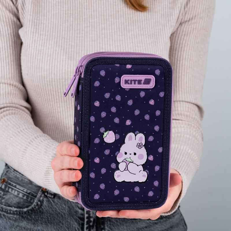 Пенал Kite Feel Good K25-623-3 в темно-синьому кольорі з фіолетовими акцентами, стильний і практичний аксесуар для школярів.